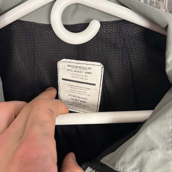 US Army IPFU Physical Training Jacket Reflective Windbreaker Medium Regular - Picture 3 of 4